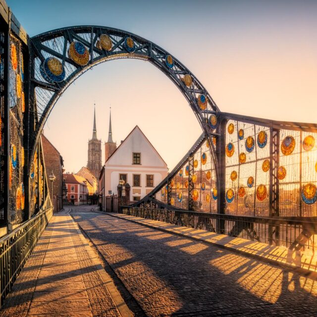 tapeciarnia.pl-tapeta-widok-z-mostu-tumskiego-we-wroclawiu-na-domy-i-kosciol-w-promieniach-slonecznych (Copy)